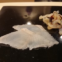 鮨桂太 - アイナメ、奥はクラゲ