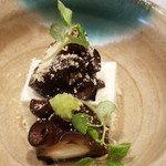 日本料理 TOBIUME - ②開演～"潮流にもまれて"
      真蛸(福岡県関門海峡産)の柔らか煮、新玉葱の豆腐仕立て
      渦潮逆巻く関門海峡育ちのマッチョな真蛸は噛めば噛むほど蛸の旨味が拡がります
      新玉葱のお豆腐はムースの様な滑らかさ
