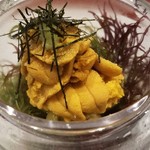 日本料理 TOBIUME - ③ 旬～"神宿る海のより"
      赤雲丹(福岡県宗像産)と新茄子
      一粒一粒が立っている港まで引き取りに行く極上鮮度の薫る赤雲丹
      魚市場で頂くような新鮮さ、甘みと薫りが弾けます
      茄子は冷たくサッパリと美味しい