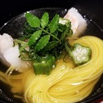 日本料理 TOBIUME - ⑤七夕～"星に願を、、、"
      赤甘鯛(福岡県門司産)、黄色素麺、おくら
      赤甘鯛は炙ってあり脂の旨みが増してます
      天の川を黄色素麺に、おくらを星に見たてて季節感を演出
      羅臼昆布の出汁に赤甘鯛の旨みが足し算