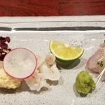 日本料理 TOBIUME - ⑥海味～"厳つさとは裏腹に"
      お造り
      虎魚と真鯒(共に福岡県芦屋産)
      身・・しっとりした優しい脂のり
      皮・・プルプルのゼラチン
      身皮・モチモチな柔肌
      胃袋・コリコリと滋味深い
      真子・穏やかで優しい旨み