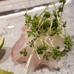 日本料理 TOBIUME - ⑥海味～"厳つさとは裏腹に"
      真鯒(福岡県芦屋産)
      雄で産まれて2歳で雌に性転換
      鮃の味わいが落ちる初夏に旬を迎えるので今が最も高値
      虎魚と一緒だと淡白に感じる味わいですが、活きが良く美味しい。