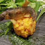 日本料理 TOBIUME - ⑦潮～"TOBIUME　夏のスペシャリテ"
      若鮎の素揚げ、玉蜀黍のかき揚げ
      若鮎は海洋堂のフィギュアみたい(笑)
      少しほろ苦い若鮎はホクホクとした温かさ、爽やかな旨みが薫りと共に口の中に拡がります