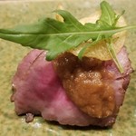 日本料理 TOBIUME - ⑧大地～"肉じゃがの挑戦"
      筑穂牛(福岡県産)、馬鈴薯(福岡県若松産)
      パッと見はローストビーフ、ソースとなっているペーストが肉じゃがの味わいで合わせて食べると肉じゃがが完成するという遊び心な一品