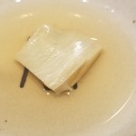 日本料理 TOBIUME - ⑨素潜～"磯の片思い"
      煮黒鮑(福岡県橿原産)の柱と鮑の蒸し汁
      黒鮑の旨みが濃縮された蒸した後の汗
      黒鮑の旨み、甘みがをうっとり味わいます。