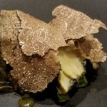日本料理 TOBIUME - ⑨素潜～"磯の片思い"
      煮黒鮑の炭火焼き、肝ソース、夏トリュフ
      ステーキの様な厚みで上質で柔らかな肉質
      黒鮑の旨み、甘み、肝のほのかな苦味と磯の薫り、夏トリュフの華やかな薫り、味わいに立体感があります