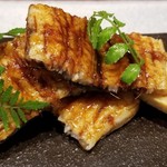 日本料理 TOBIUME - ⑩融合～"希望の轍"
      鰻(福岡県柳川産)の蒲焼き、卵焼き
      土鍋を使った炊き立てのご飯と合わせて頂きます
      今回は柳川の川鰻だそう
      皮はパリッと身からは自然な脂がジュワーと溢れ出ます