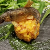 日本料理 TOBIUME - ⑦潮～"TOBIUME　夏のスペシャリテ"
                若鮎の素揚げ、玉蜀黍のかき揚げ
                若鮎は海洋堂のフィギュアみたい(笑)
                少しほろ苦い若鮎はホクホクとした温かさ、爽やかな旨みが薫りと共に口の中に拡がります
