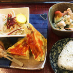ほとめき庵 - 主菜は310円、サラダや小さなおかずは160円、酢の物などの小鉢類は120円です。