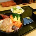 新潟市中央卸売市場誠食堂 - 海鮮丼（\900税込み）