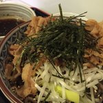 蕎麦切り　ごうめん。 - 肉そば@850円   いつも通り美味しゅうございました♪卵は来た時の小皿に割り入れおもむろに麺を投入しつけ汁にダイブさせてから食べるという方法がイチバン！