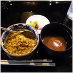 石心亭 - ガーリックライス、香の物、味噌汁