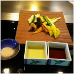 石心亭 - 野菜焼きのガーリック醤油、塩ポン酢、ヒマラヤ岩塩