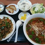 台湾料理 紅鶴楼 - レバニラ定食と台湾ラーメン ￥980