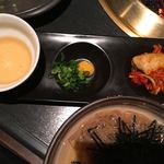 和火 - 冷麺にはお酢、辛子、ネギ、キムチがセット