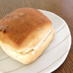Ebisu pan - カルピスバターをサンドしたレーズンパン