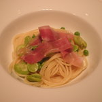 エノテカ・オルモ・デル・カウカソ - そら豆等のパスタ　生ハム乗せ