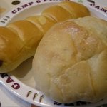 ひと粒の麦 - 奥がナッツ入りのパン、手前が食事パン