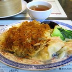 三茶酒家 香港バル213 - 蝦雲吞蝦子麵（海老ワンタン蝦子まぜ麺）