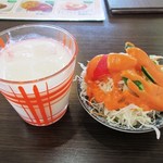 アジアン料理 バターチキン - サラダ＆ラッシー
