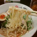 中村商店 - 麺は平打ち太麺です