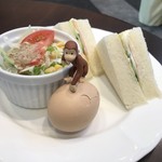 タロン カフェ - モーニングサービス ¥0
            ハムサンド／サラダ／ゆで卵  ／最近相棒の、おさるのジョージ