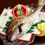 各會席料理中可以追加“祝賀鯛魚 (4~5人份) ”。