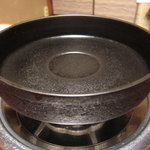 いし橋 - 年季のはいったすきやき鍋、アップ
