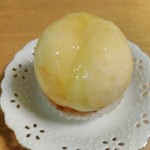 ビャンビャンブランシール - 「桃のばくだん」桃の中にはカスタードクリームがたっぷり入っており、アーモンドクリームのタルトもとても美味しいです。