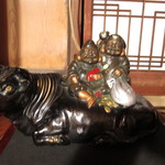 いし橋 - 金を呼ぶ幸運の牛、七福神が乗っています。