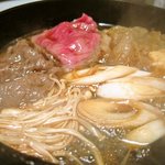 いし橋 - ２回目、肉と野菜を一緒に鍋に入れます。