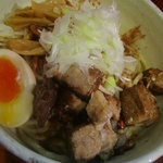 具は、コロチャー、メンマ、葱、魚粉