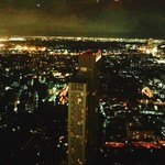 Vertigo & Moon Bar - 窓越しの夜景