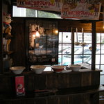 久留米ラーメン清陽軒 - 入口付近の屋台風インテリア
