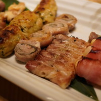 おもてなしとりよし 西新宿店 - やきとり盛り合わせ　と　変わり串盛り合わせ