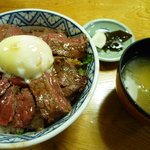 いまきん食堂 - 【あか牛丼】味噌汁と漬物付き♪