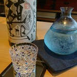 88431253 - 余計なものなどないよね〜♪日本酒飲まなはじまらんのだ！