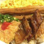 立場割烹 SSAW - 奥は煮アナゴ   手前は焼きアナゴ  左側に梅トロロ