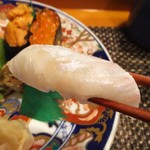 玄海鮨 - タイです  醤油に脂が散った。