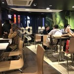 マクドナルド - 2018/06 渋谷センター街そのものが外国人が多いけど、今回の マクドナルド 渋谷センター街店 の店内も、外国人だらけ…店員さんに外国人が多いけど、英語も日本語も良く理解できないような店員さんがいる