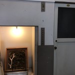 喫茶 むぎまめ舎 - エレベーターの名残り、右手にバスルームです。