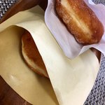 喫茶 むぎまめ舎 - シュガーとシナモンドーナツ 各200円
      もちもち生地で美味、シンプルに美味しい。
      シナモンは軽い風味で癖がないです。