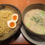 越後秘蔵麺 無尽蔵 - つけ麵白ごま（麺1.5玉）+味付玉子