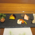 旬菜 Tabi - ランチコース２品目は前菜の盛り合わせ。

上品な盛り付けのお洒落な盛り合わせ、いかにも女性客に人気が出そうな料理ですね。