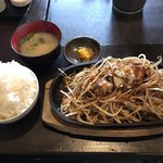 Jidori Yaki Kagari Bi - 地鶏鉄板焼＝６８０円
                超破格値ですぞ