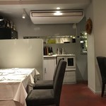 ル・ヴァンキャトル - 奥が調理場