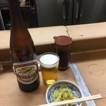 王道のキリンラガー大瓶　キャベツのお新香がよく漬かっていてとても美味しいです