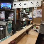 店内にも暖簾が　店内の貼り紙に書いてあるお品書きがまた良いです