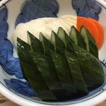 丸八とんかつ店 - 上新香です　このキュウリの見事なこと！かぶと人参もものすごく美味しいです