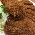 丸八とんかつ店 - 上が串かつ　下は上ロースかつ　この揚げ色　最高です